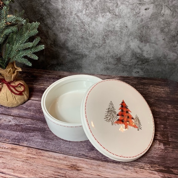 10 Strawberry Street ~ North Pole Bed & Breakfast Ceramic Cookie Tin - Picture 11 of 13